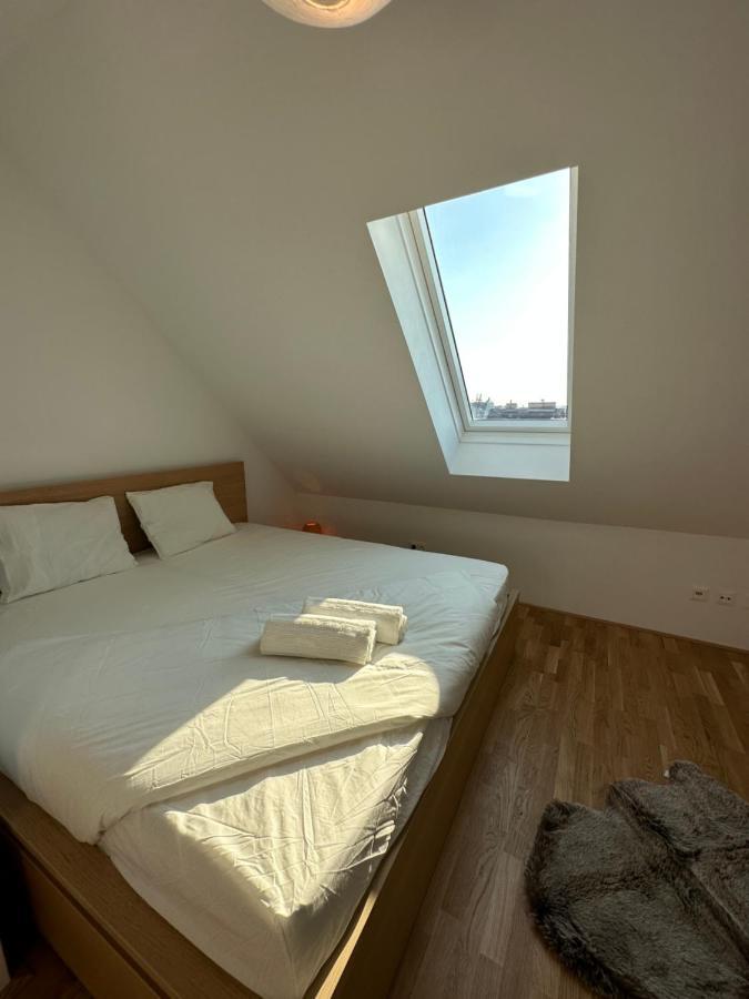 Contemporary Apartment With Stunning Views 20 Вена Экстерьер фото