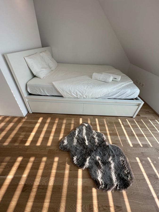 Contemporary Apartment With Stunning Views 20 Вена Экстерьер фото